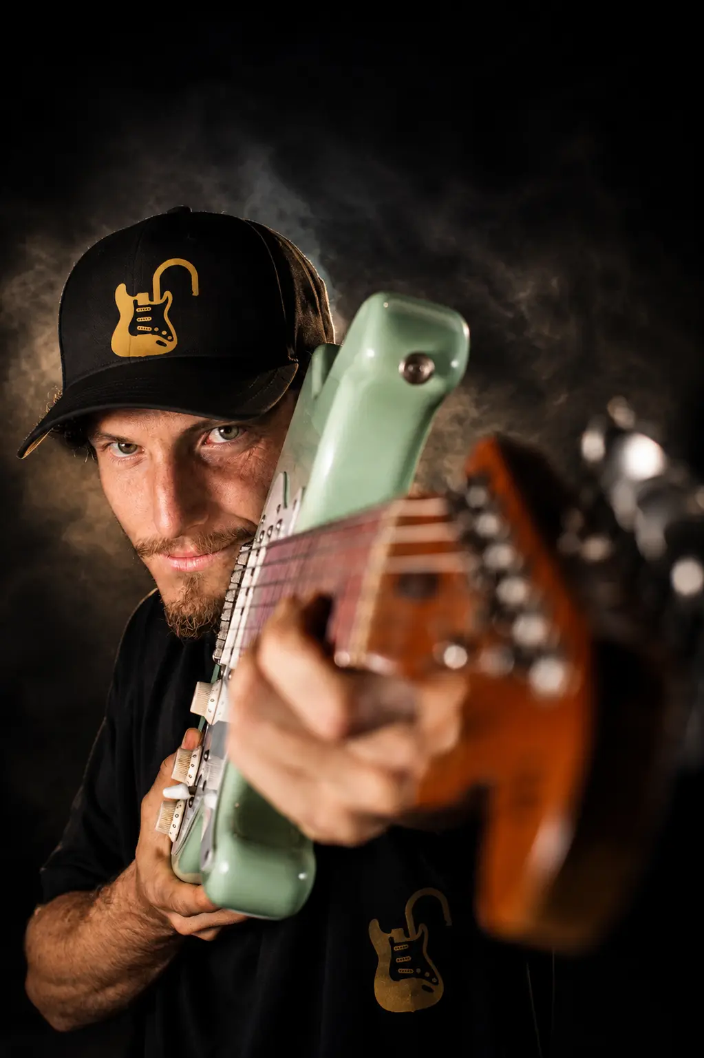 Luiz Criasom com duas guitarras, professor da Academia Guitarra Desbloqueada